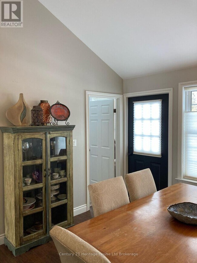 Photo - 42 Potters Rd N