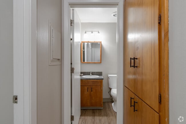 2BR, 1BA - 775SF - Bathroom