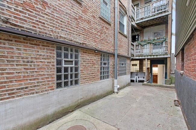 Photo - 1218 W Victoria St Unit 1