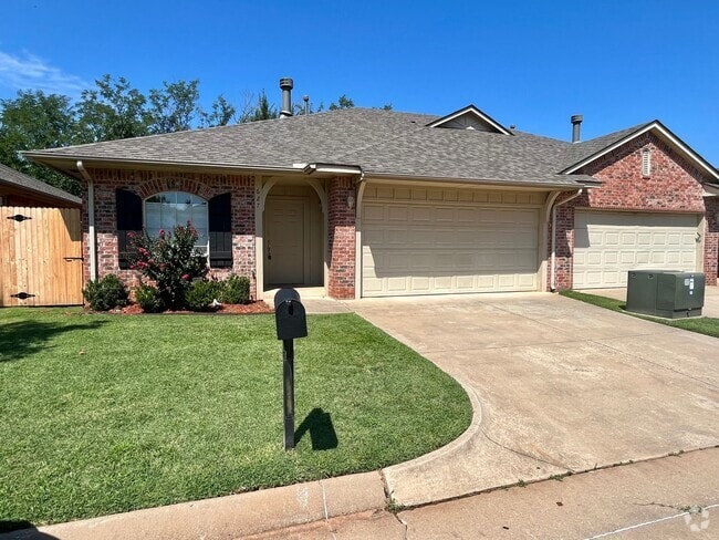 Building Photo - Great 3 Bed, 2 Bath Duplex In Edmond!! Rental