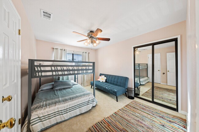 2 camas matrimoniales - Habitación con literas - 29930 Mayflower Dr