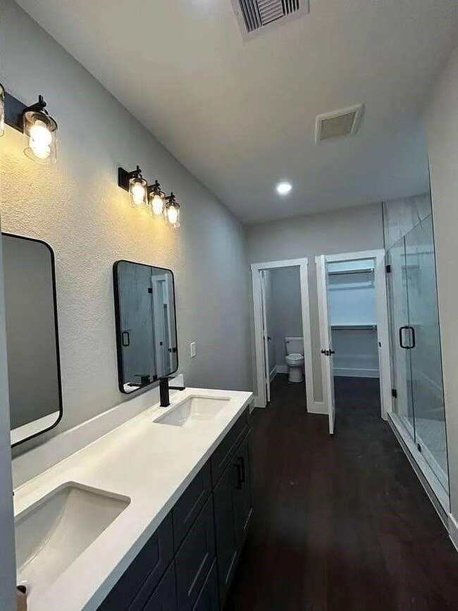 Photo - 704 Avenue I