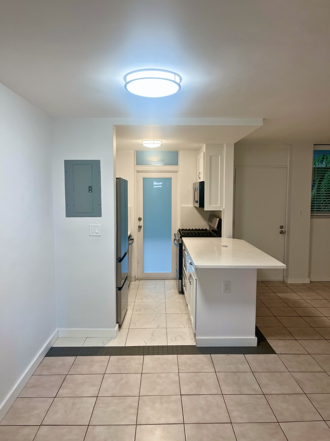 La puerta de la cocina da a la salida de incendios. - 921 Jefferson Ave Unidad 3C