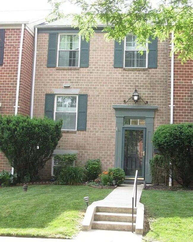 Building Photo - Coming Soon – Updated 3BR Townhome in Timo...