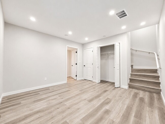 Photo - 20435 25 Av NW
