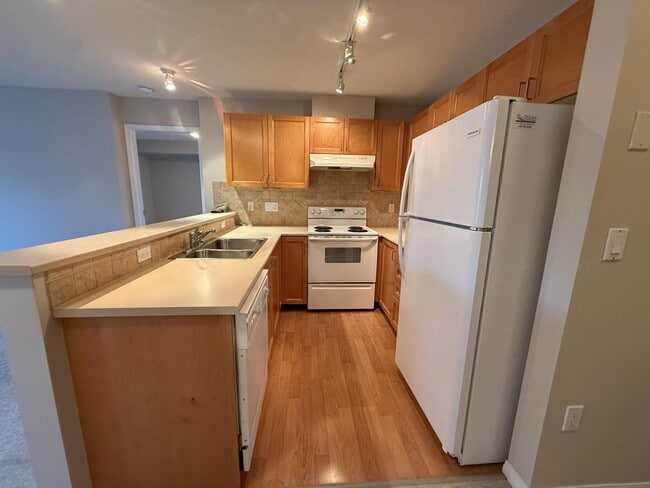 Photo - 15188-15122 22 Ave