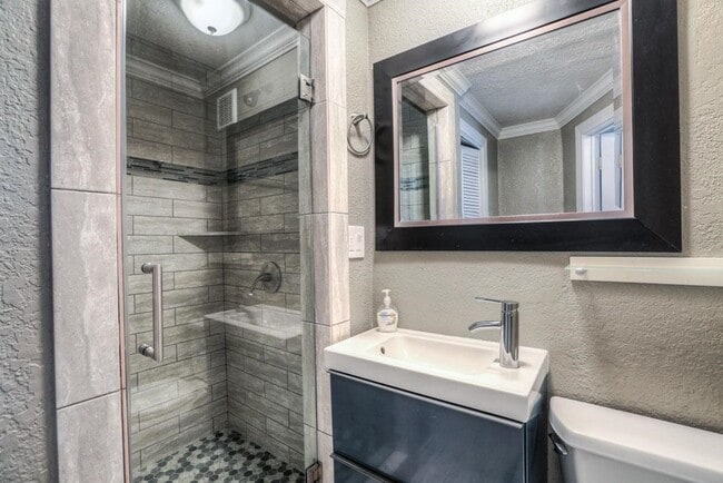 Photo - 4809 McEwen St