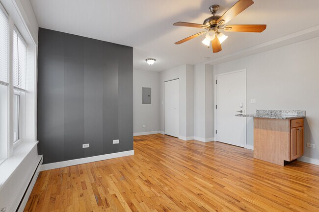 Photo - 7450 N Greenview Ave