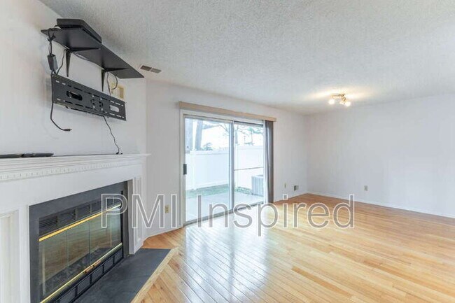 Photo - 405 Aberdeen Ln