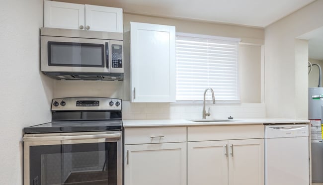 Photo - 421 W 9th St Unit B