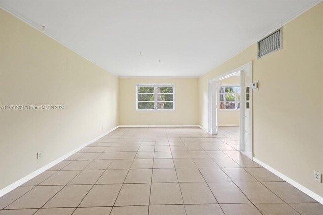 Photo - 124 NE 19th Ct