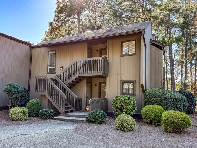 Building Photo - 10 Pine Tree Rd