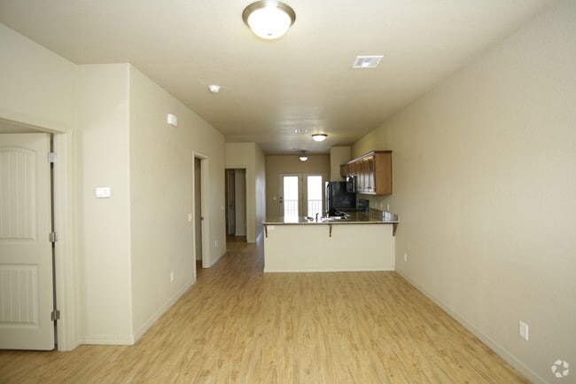 2BR, 1BA - 912 SF