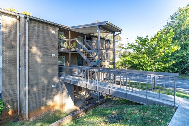 Building Photo - 407 Canberra Dr