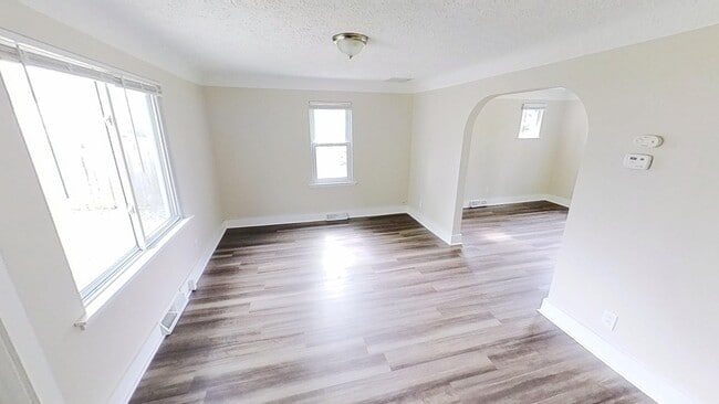 Photo - 5867 Huron St