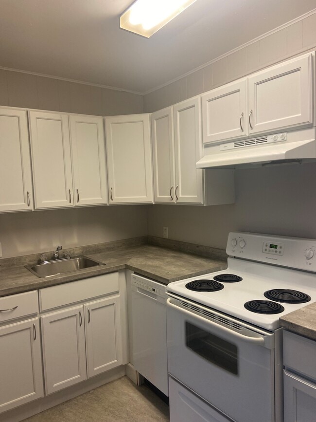 Building Photo - SPACIOUS RENOVATED TWO BEDROOM APARTMENT- DOWNTOWN DARTMOUTH Unit 6
