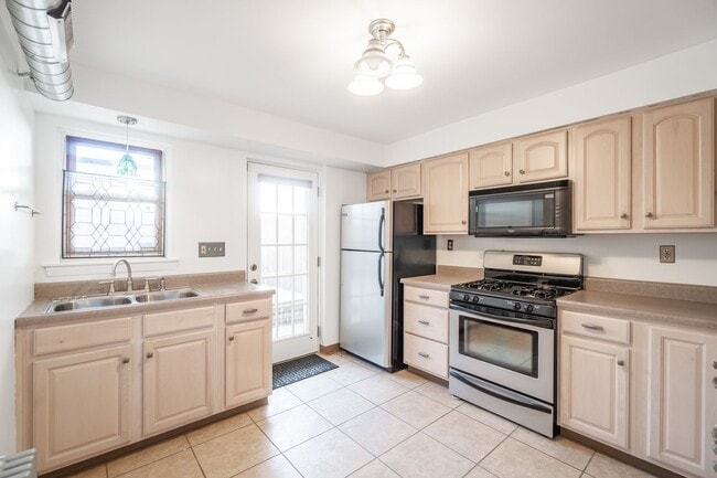 Photo - Beautiful luxury and spacious 4 bed home i...