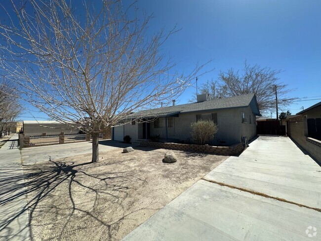 Building Photo - Rent This Beautiful 3-Bedroom Home with Se...