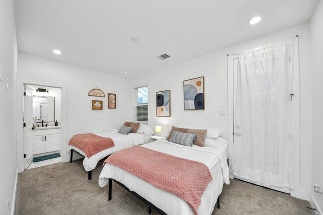 Photo - 3004 Holman St