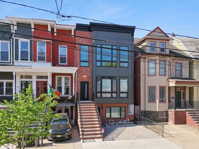 Building Photo - 169 Bowers St Unit 2