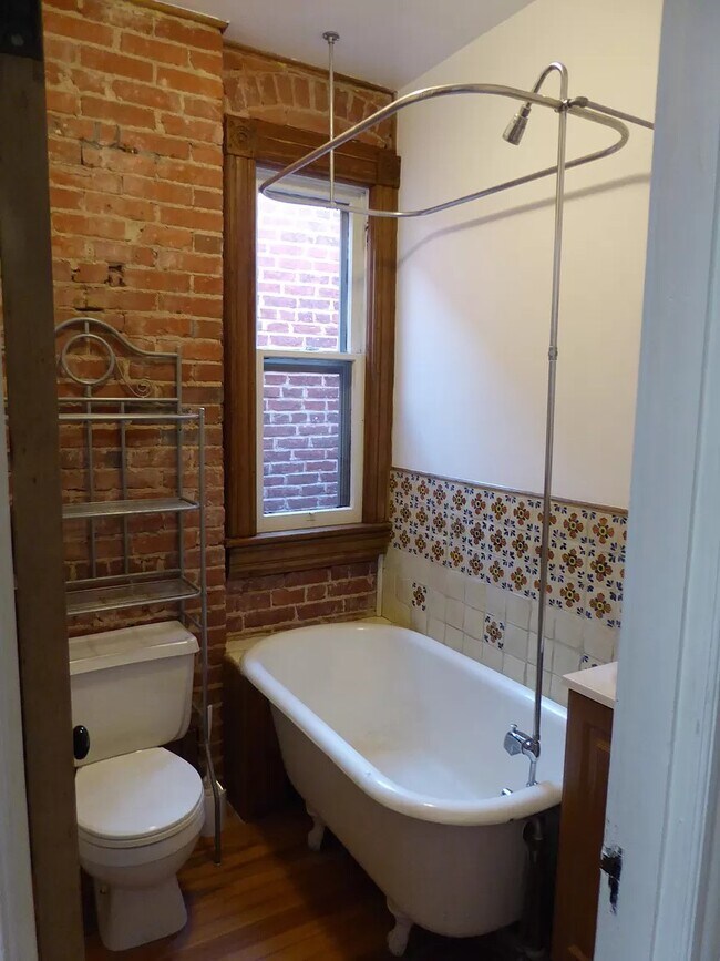 Photo - 1105 C St NE