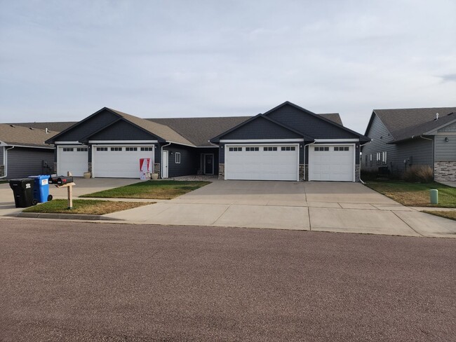 Three bedroom two bath Twin Home w/ Triple... - Three bedroom two bath Twin Home w/ Triple...