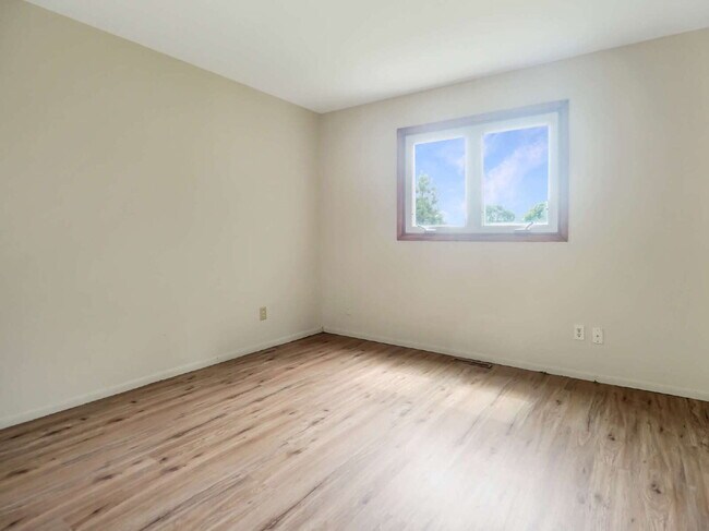 Photo - 3 Bed 2 Bath Corner Unit Townhome in Apple...