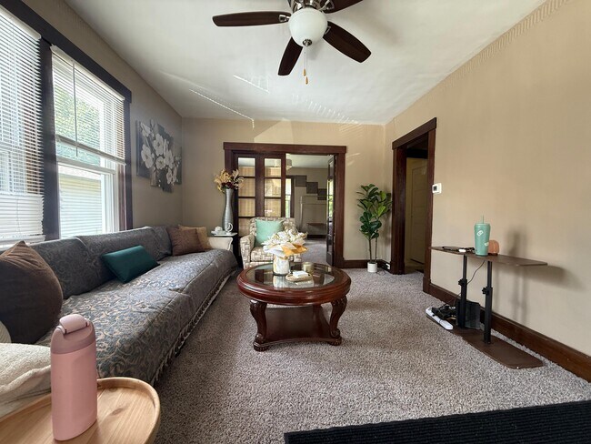Photo - 2 Bed / 1 Bath Main Floor Apartment for Rent – Great Cincinnati Location!