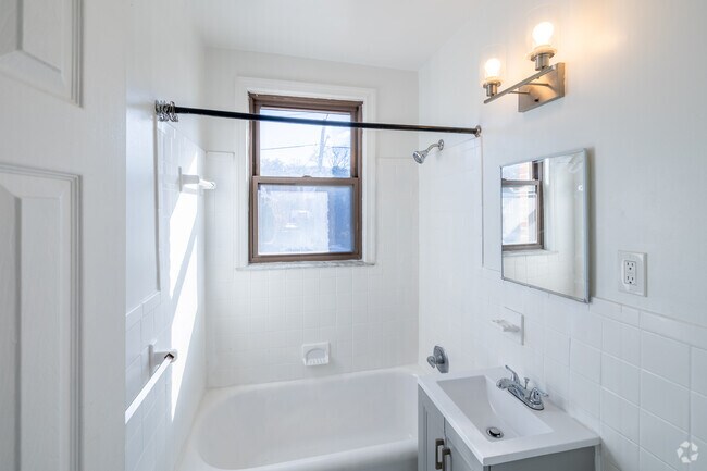 2BR, 1BA - 670SF - Bathroom