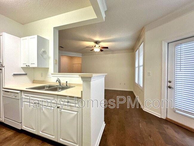 Photo - 2411 Chatelain Way