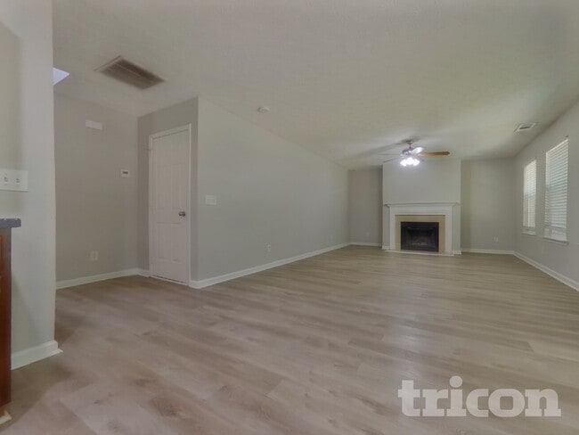 Photo - 156 Bridgestone Ln