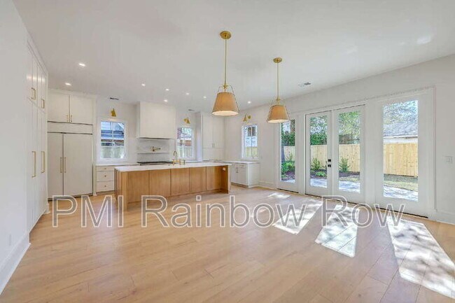 Photo - 755 Adluh St