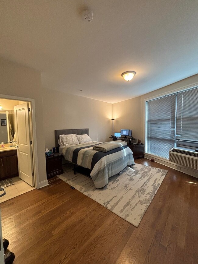 Photo - 100 Marshall St Unidad 205