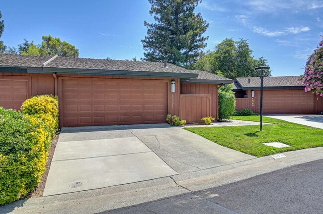 Building Photo - Fabulous condominium home on 6th Fairway of El Macero Country Club.