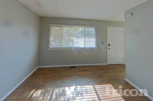 Photo - 910 Foothills Ct