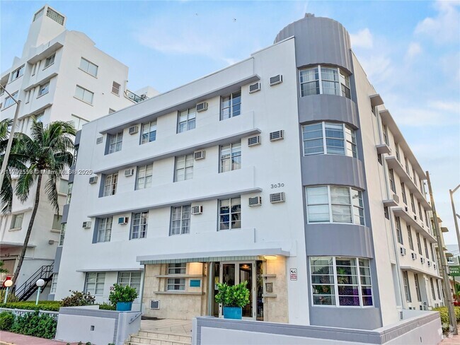 Building Photo - 3030 Collins Ave Unit 4C Rental