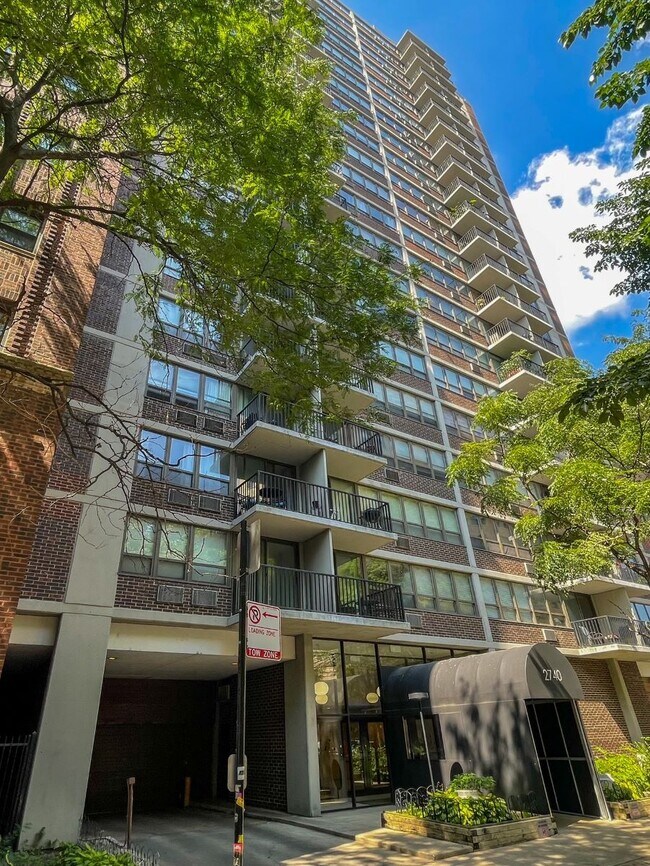 Building Photo - 2740 N Pine Grove Ave Unit 10D Rental