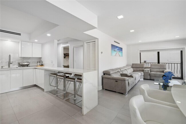 Photo - 5415 Collins Ave Unit 202