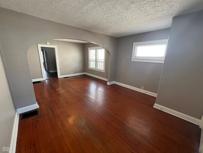 Photo - 896 N Gladstone Ave