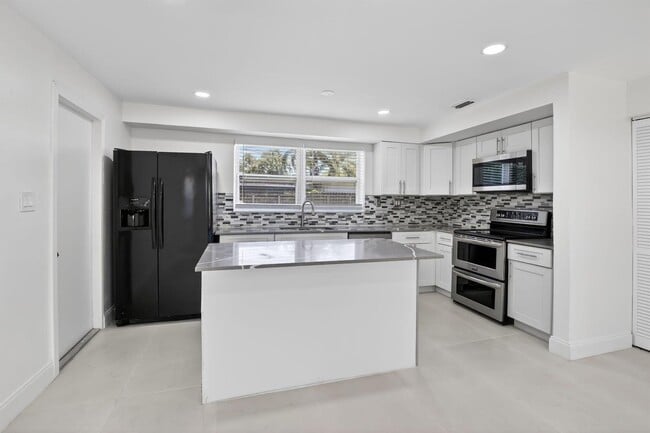 Building Photo - 2630 SW 49th Ct