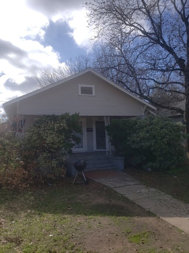 Building Photo - 3328-3330 Avenue E Unit 3328