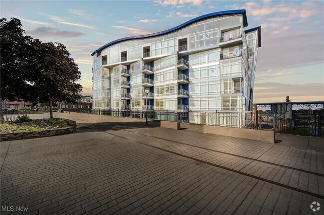 Building Photo - 1237 Washington Ave Unit 402 Rental