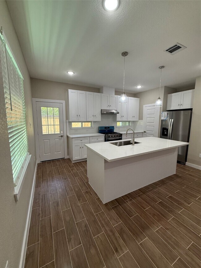 Photo - 3555 Noah St