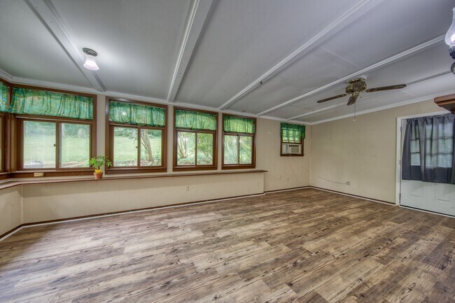 105 Newton Ln