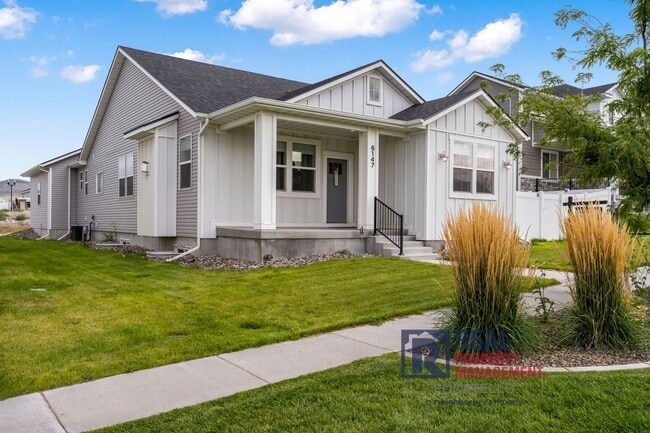 Photo - MOVE IN SPECIAL - Beautiful Brand New 6 be...