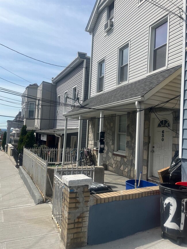 Photo - 630 37TH St