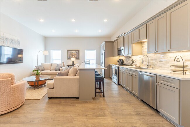 Photo - 400 E Mill St