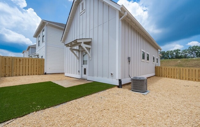 One Bedroom Cottage with Fenced Backyard! - One Bedroom Cottage with Fenced Backyard!