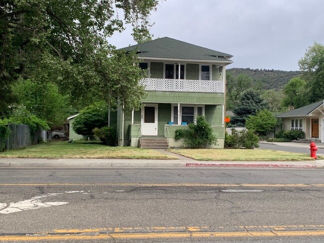 Upstairs Unit - 404 N Main St Unit A