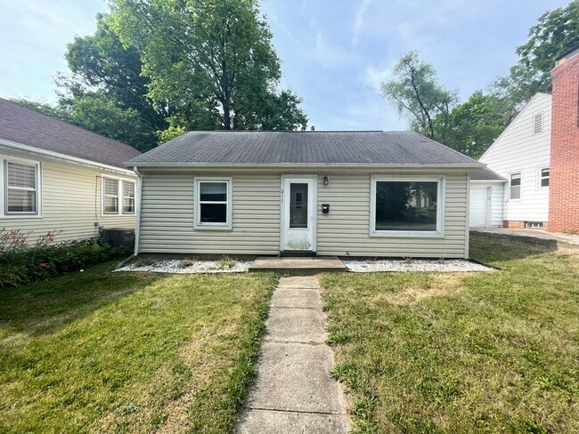 Photo - 3 bedroom, 1 bathroom and detached garage!